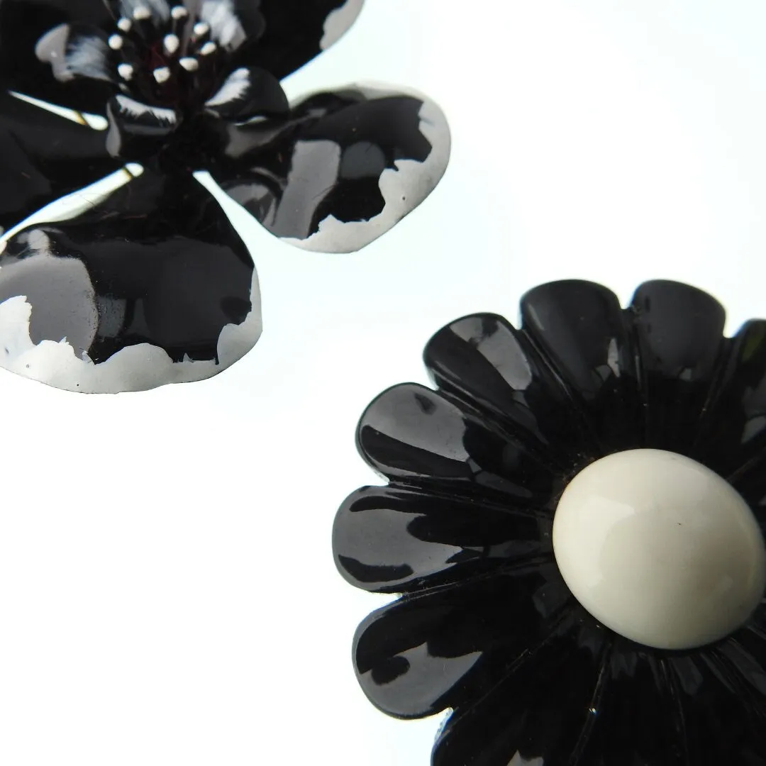 Lot of two black and white vintage enamel flower brooches