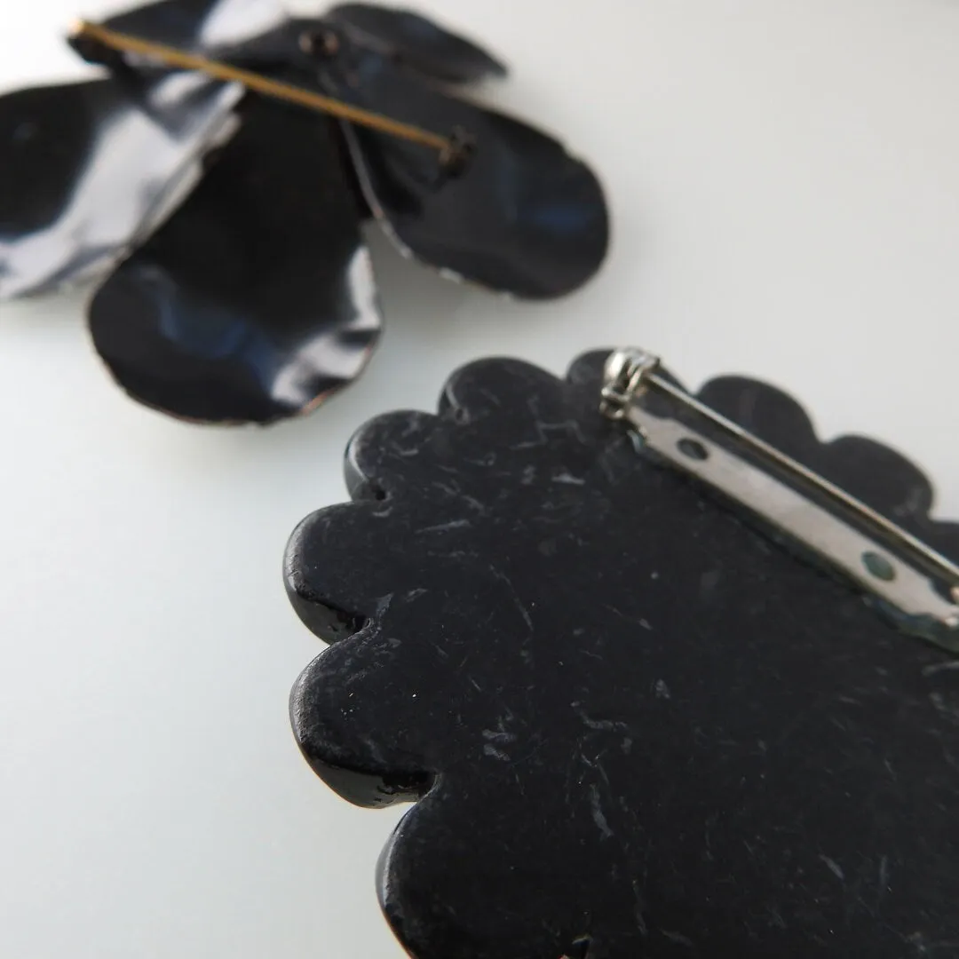Lot of two black and white vintage enamel flower brooches