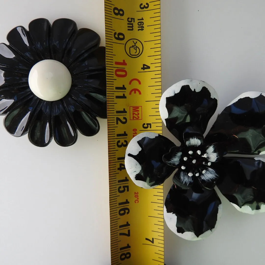 Lot of two black and white vintage enamel flower brooches